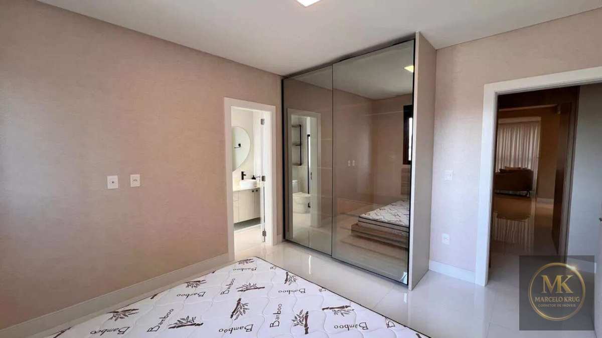 Apartamento á Venda 4 suítes sendo 177m2 privativos 3 Vagas Garagem em Meia Praia de Itapema Pagamento Facilitado. - Marcelo Krug Corretor de Imóveis