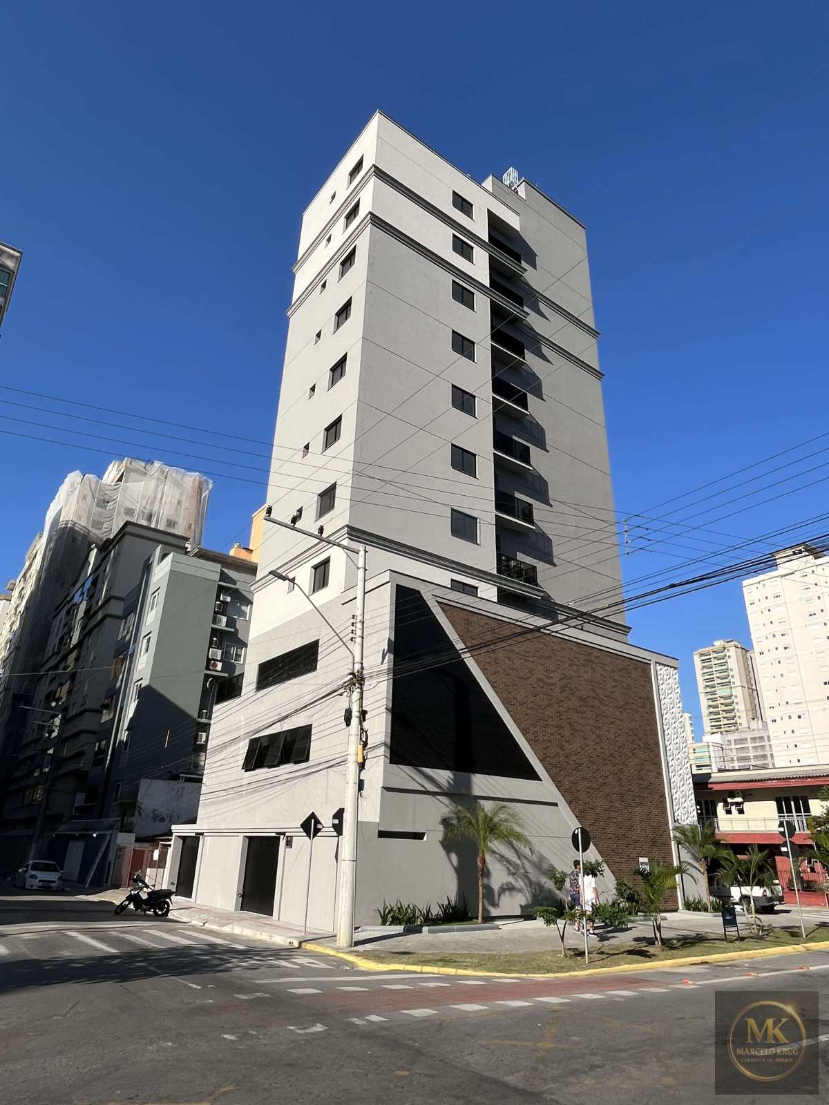 Apartamento à Venda, com 3 Dormitórios. Sendo 2 Suítes, 1 Apto por Andar, Localizado na Terceira Avenida em Meia Praia Itapema - Marcelo Krug Corretor de Imóveis