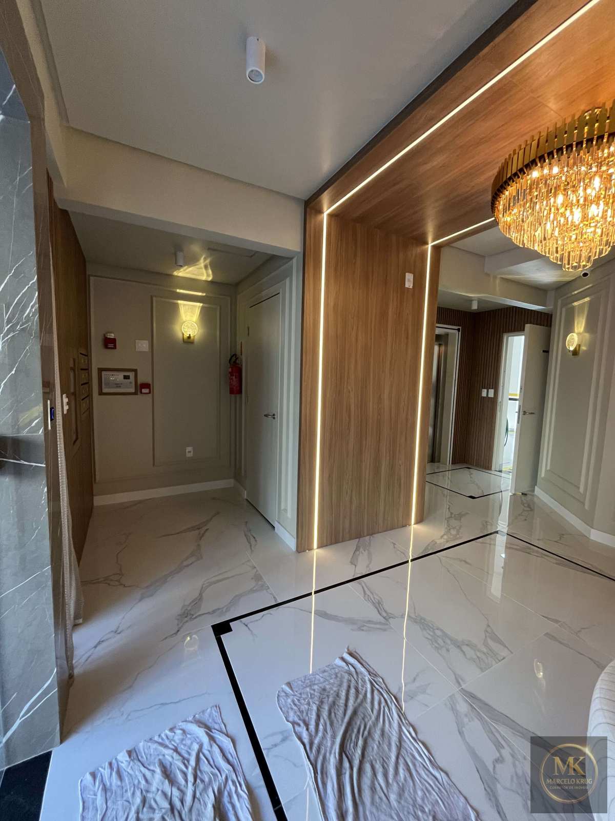 Apartamento à Venda, com 3 Dormitórios. Sendo 2 Suítes, 1 Apto por Andar, Localizado na Terceira Avenida em Meia Praia Itapema - Marcelo Krug Corretor de Imóveis