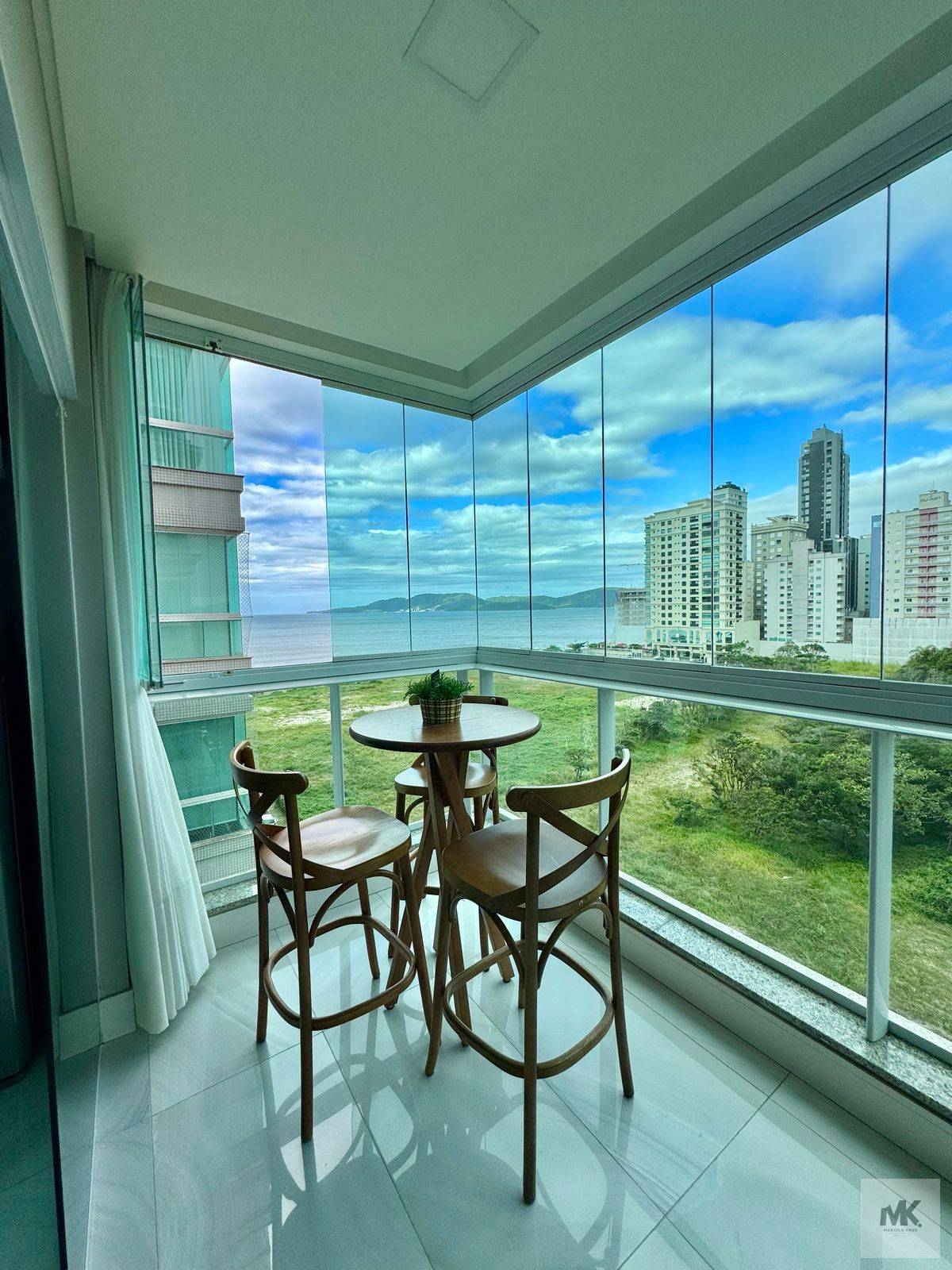 Apartamento à Venda, com 3 Suítes + 2 Vagas de Garagem + lazer Completo.  Quadra Mar em Meia Praia Próximo ao Pier Hard Rock Café - Marcelo Krug Corretor de Imóveis