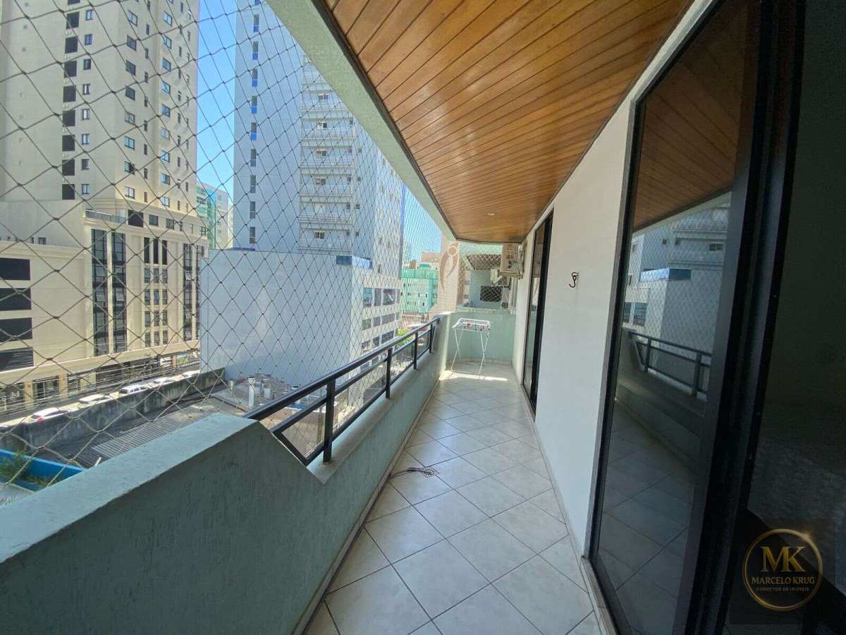 Apartamento à Venda, com 3 Dormitórios Sendo 1 Suíte 130m2 Privativos + 2 Vagas de Garagem em Meia Praia Itapema