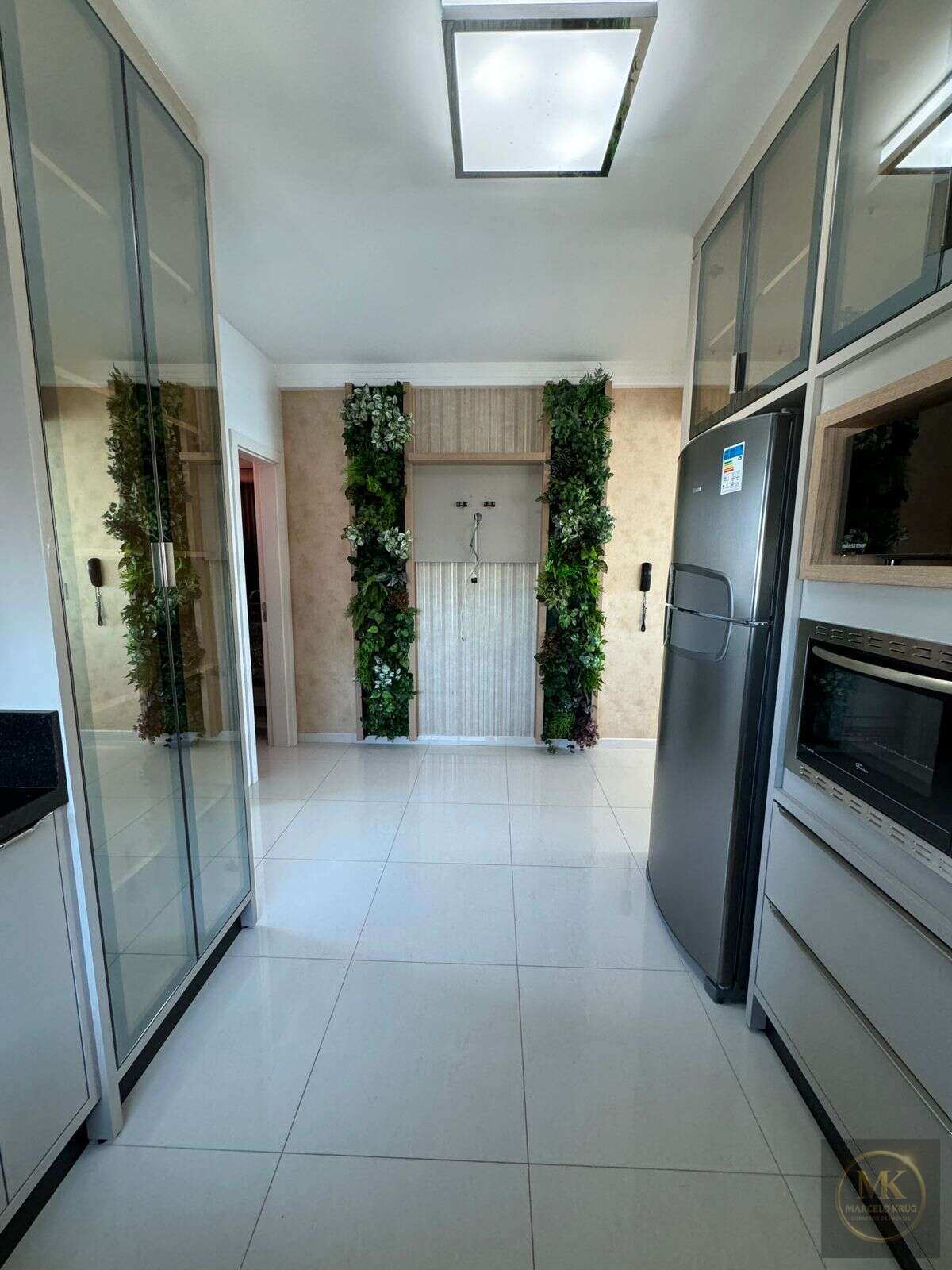 Apto em Itapema Meia Praia com vista mar! 157m² | 4 quartos | a poucos passos da praia com 4 suites e 4 vagas de garagens - Marcelo Krug Corretor de Imóveis