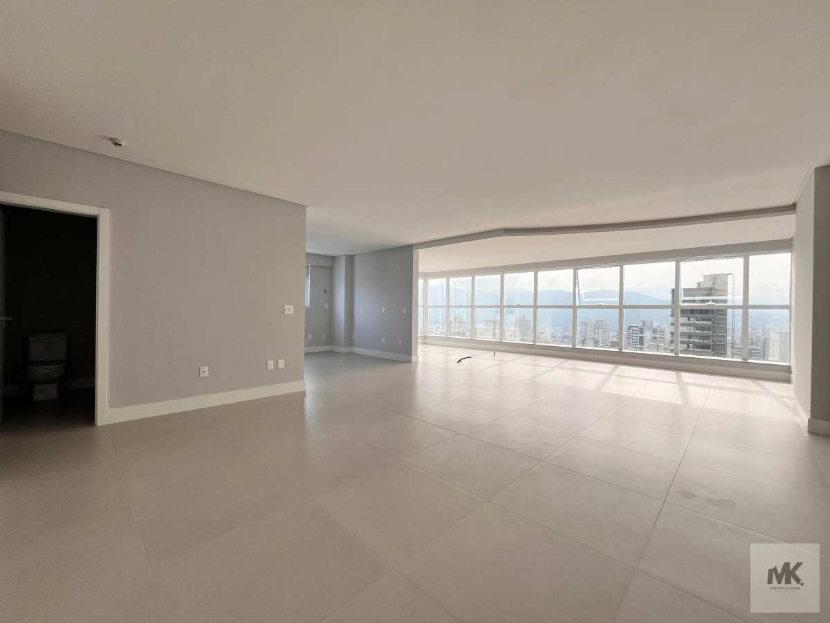 Apartamento à venda 190.00m² Privativos 4 Suítes + 4 Vagas de Garagem + Lazer Completo Pagamento Facilitado Meia Praia