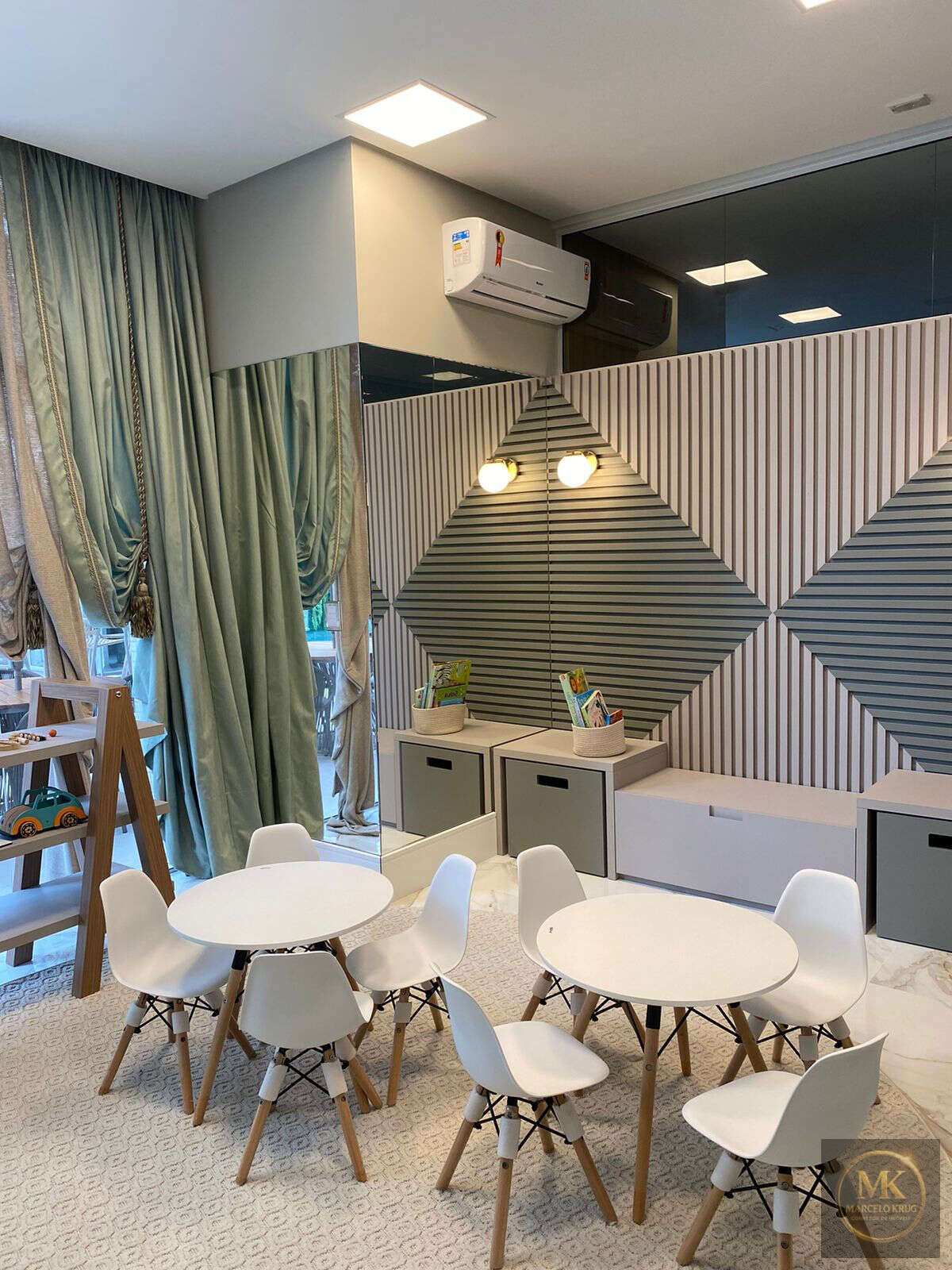 Apartamento à venda, QUADRA MAR, Meia Praia  em Itapema, com 4 suítes, 2 vagas, com  180m² privativo e Lazer Completo - Marcelo Krug Corretor de Imóveis