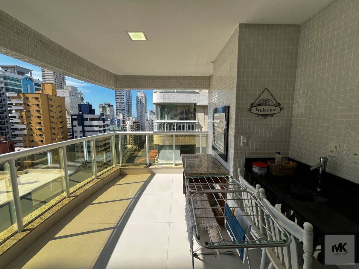 Apartamento com 3 Suítes 2 vagas de Garagem com Vista Mar em Meia Praia de Itapema SC.