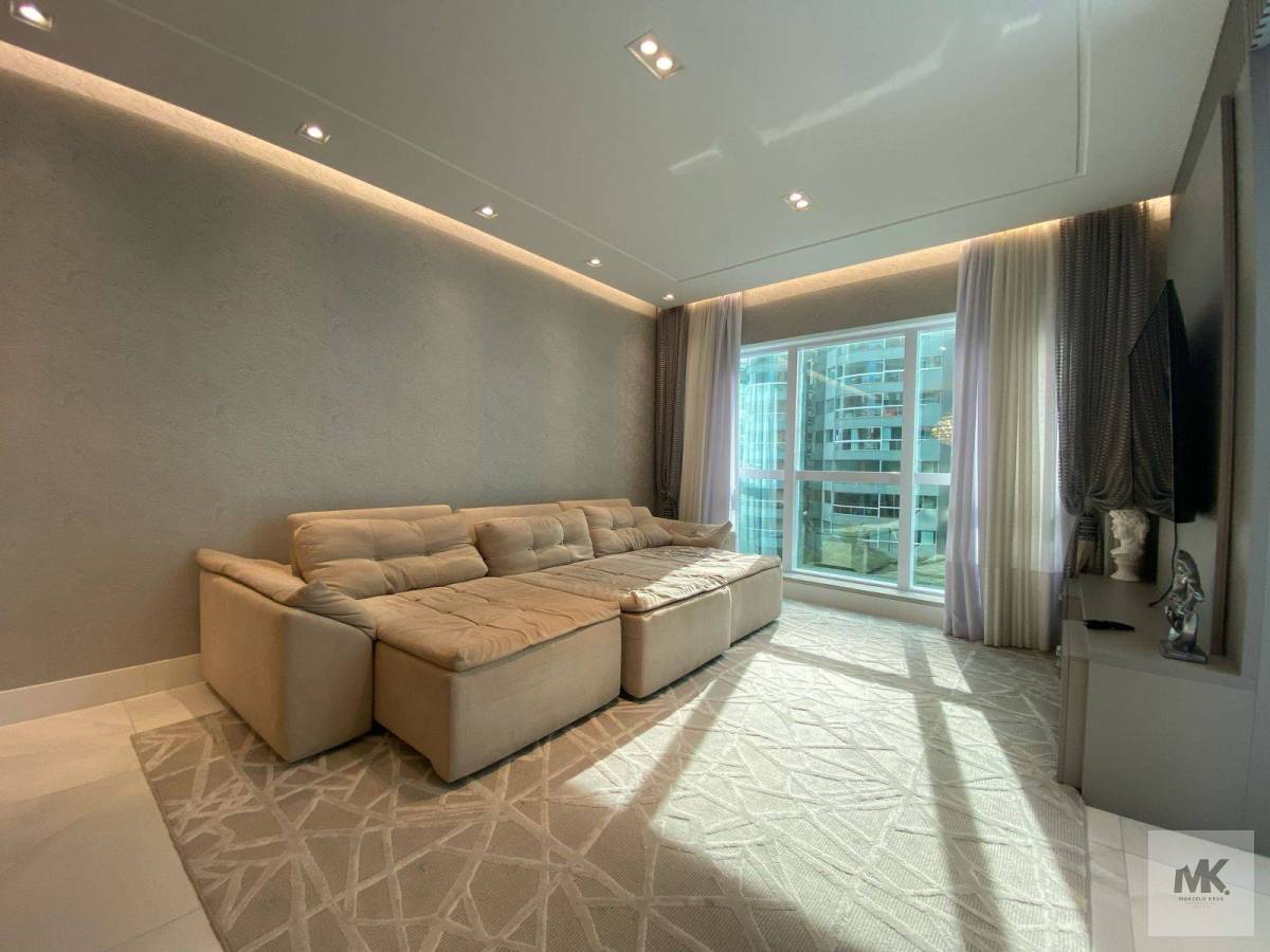 Apartamento Mobiliado Quadra Mar em Meia Praia com 4 Suítes Sendo 1 Máster + 3 Vagas Próximo ao Píer Pagamento Facilitado. - Marcelo Krug Corretor de Imóveis