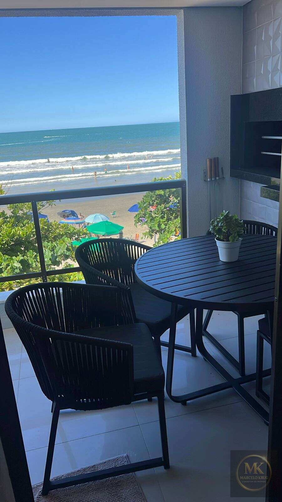 Apartamento Frente Mar Pé na Areia 4 Dormitórios sendo 2 suíte + 1 Vaga Melhor Localização de Meia Praia Rua 239 - Marcelo Krug Corretor de Imóveis