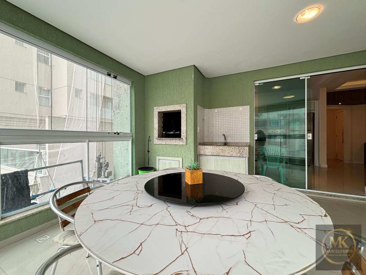 Apartamento Quadra Mar 2 suítes + 2 Demi Suítes 188.00m2 Privativos Pagamento Facilitado direto com proprietário em Meia Praia - Marcelo Krug Corretor de Imóveis