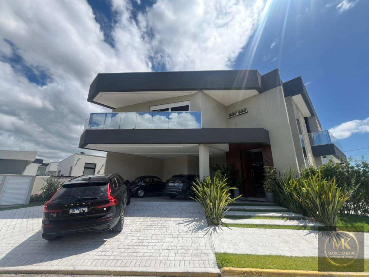 Casa á Venda em Condomínio Fechado 5 Suítes 4 Vagas de Garagem em Camboriú Pagamento Facilitado. - Marcelo Krug Corretor de Imóveis