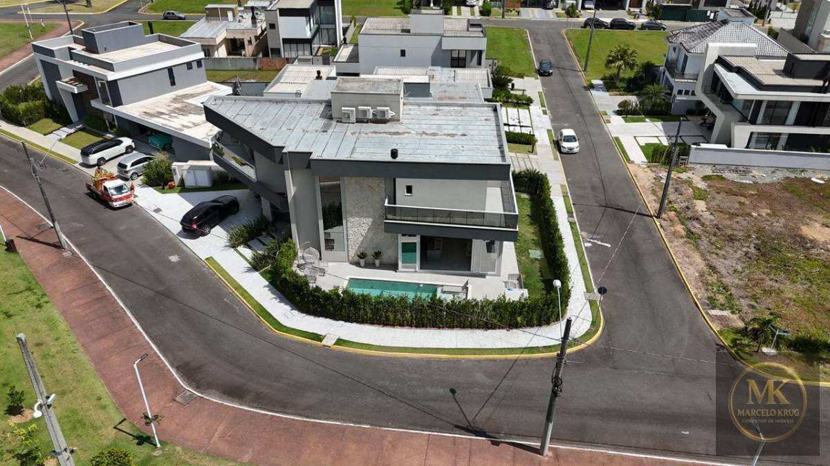 Casa á Venda em Condomínio Fechado 5 Suítes 4 Vagas de Garagem em Camboriú Pagamento Facilitado. - Marcelo Krug Corretor de Imóveis