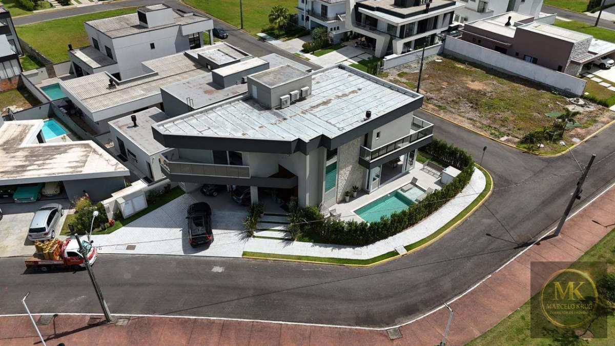 Casa á Venda em Condomínio Fechado 5 Suítes 4 Vagas de Garagem em Camboriú Pagamento Facilitado.