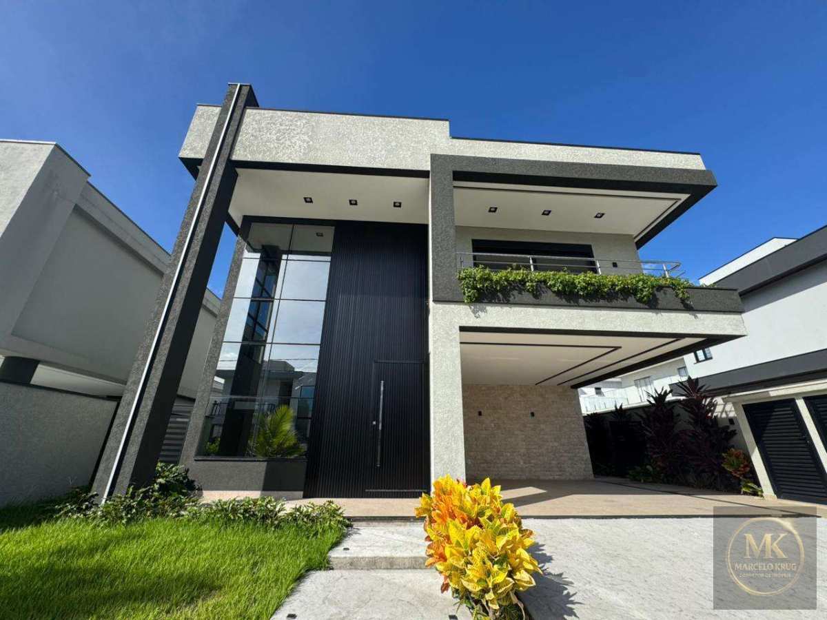 Casa á Venda 4 Dormitórios Sendo 1 Suíte Máster com Closet e sacada, 02 Suítes com sacada 4 Vagas Camboriú - Marcelo Krug Corretor de Imóveis