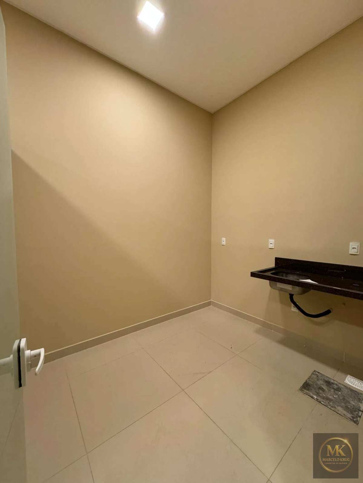 Sala Comercial à venda, Já Alugada no Momento com 92.76m² + 1 Vaga em Meia Praia Itapema Pagamento Facilitado Direto Dono - Marcelo Krug Corretor de Imóveis