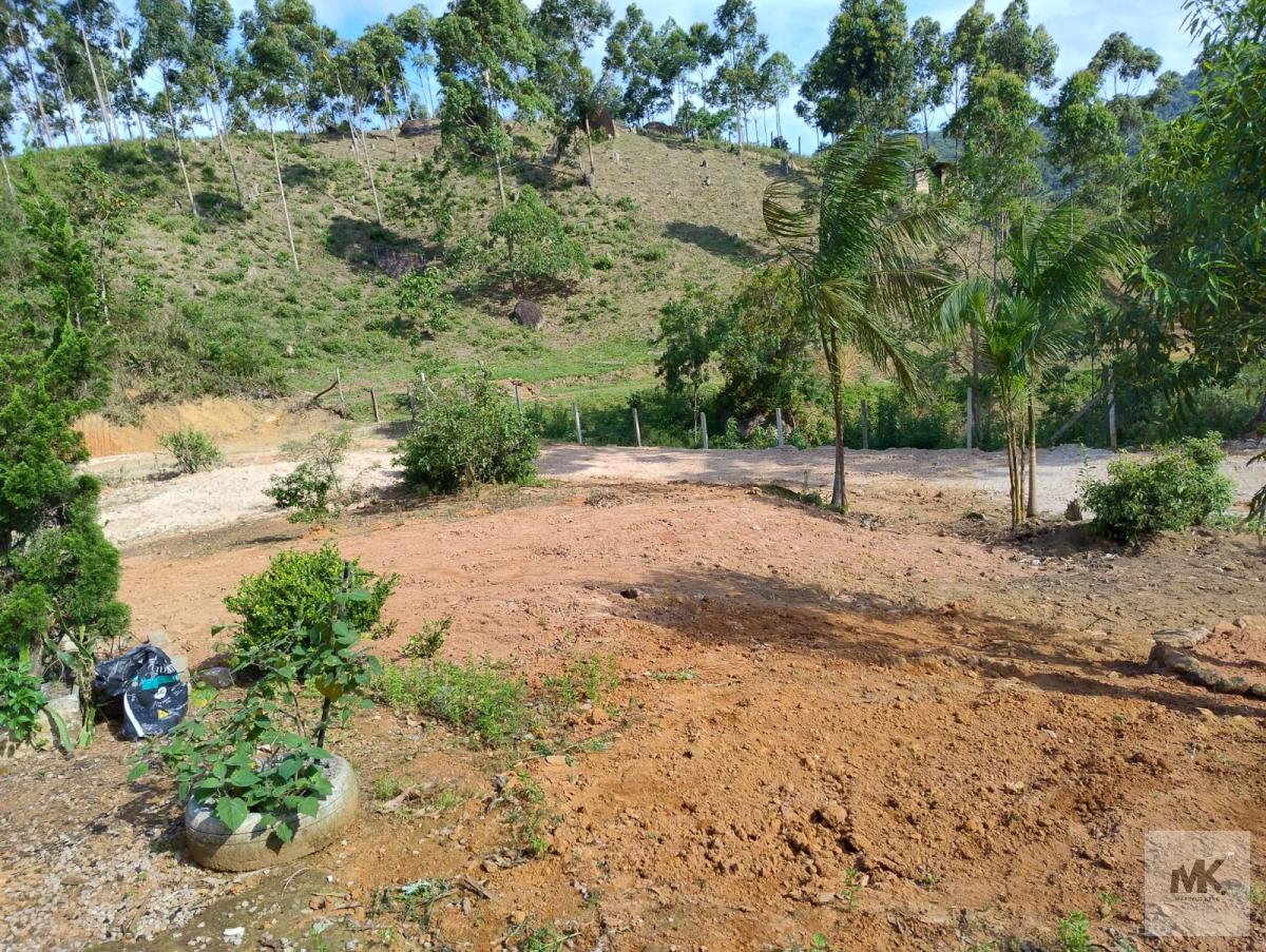 Sitio de 10.000 m2 Lugar Tranquilo no Meio da Natureza com Alguns Animais lugar Alto e Próximo da Praia de Itapema.