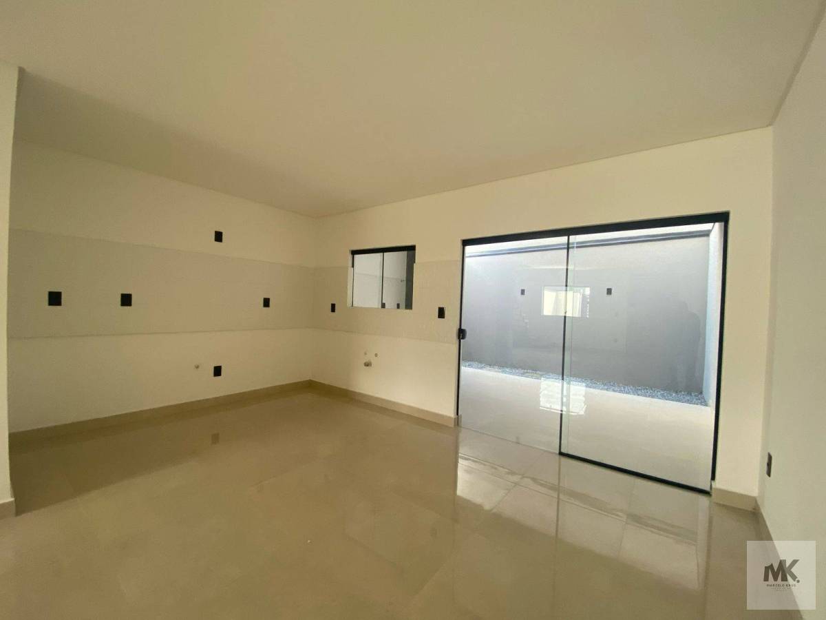 Sobrado com 1 Suíte + 1 Demi Suíte + 1 Dormitório 2 Vagas de Garagem 1000 Metros do Mar R$ 868.000,00 Bairro Morretes - Marcelo Krug Corretor de Imóveis