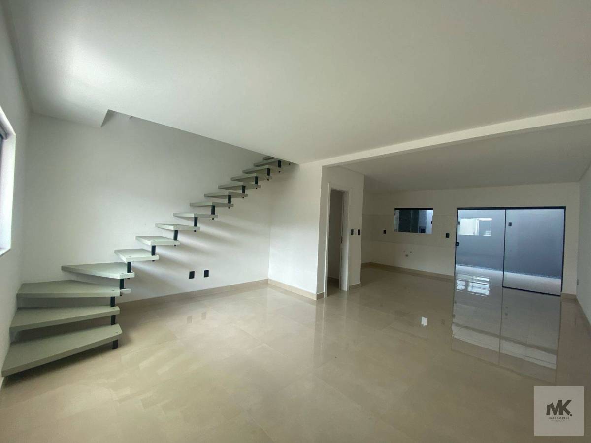 Sobrado com 1 Suíte + 1 Demi Suíte + 1 Dormitório 2 Vagas de Garagem 1000 Metros do Mar R$ 868.000,00 Bairro Morretes - Marcelo Krug Corretor de Imóveis