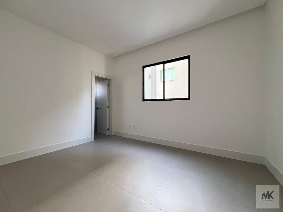 Vendo apartamento 3 Suítes + 3 Vagas de Garagem 124.00m² Privativos em Meia Praia Pagamento Facilitado. - Marcelo Krug Corretor de Imóveis