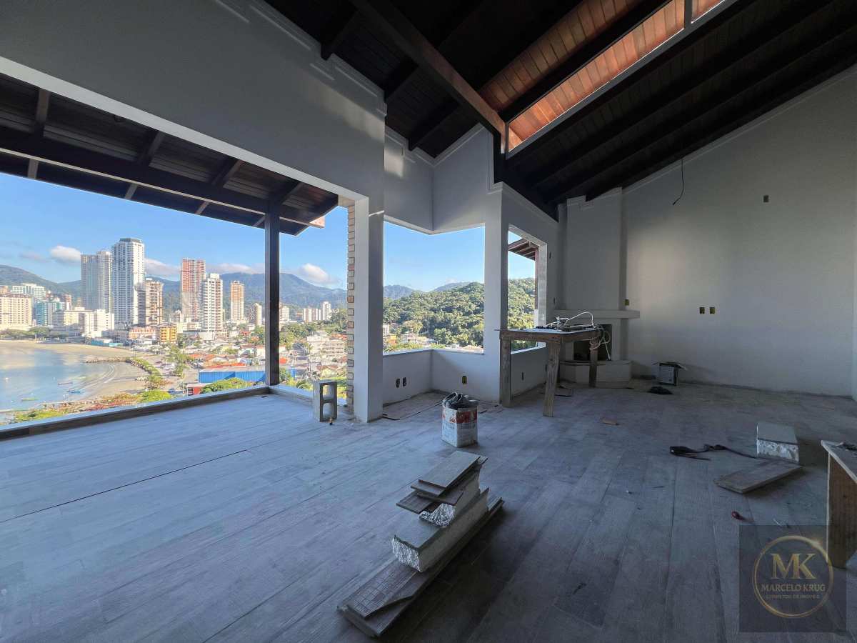Vendo Casa de Alto Padrão Vista Mar, 3 Dormitórios Sendo 2 Suítes 200m2 Privativos 3 Vagas Canto da Praia de Itapema - Marcelo Krug Corretor de Imóveis