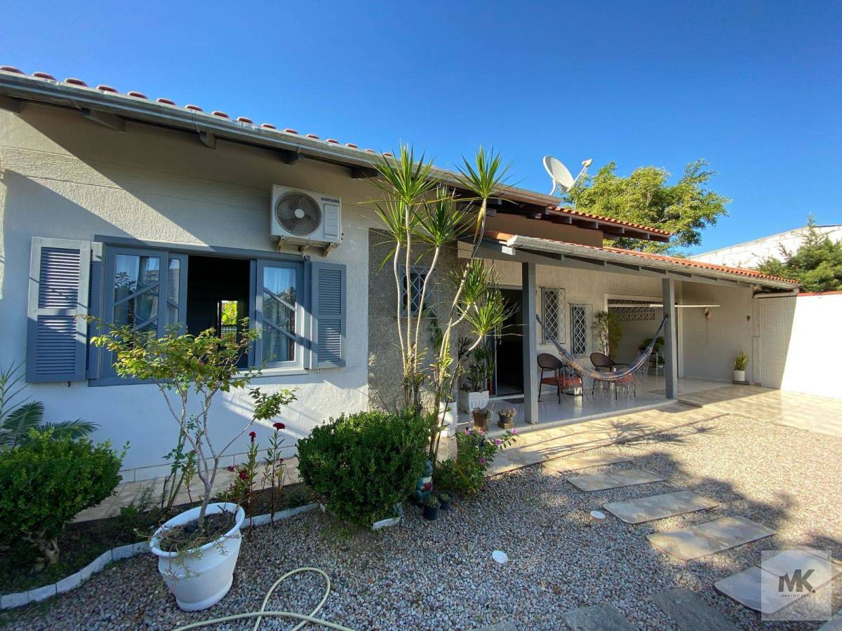 Vendo Casa em Porto Belo com 3 Dormitórios Sendo 1 suíte + 3 Vagas de Garagem Pagamento Facilitado. - Marcelo Krug Corretor de Imóveis